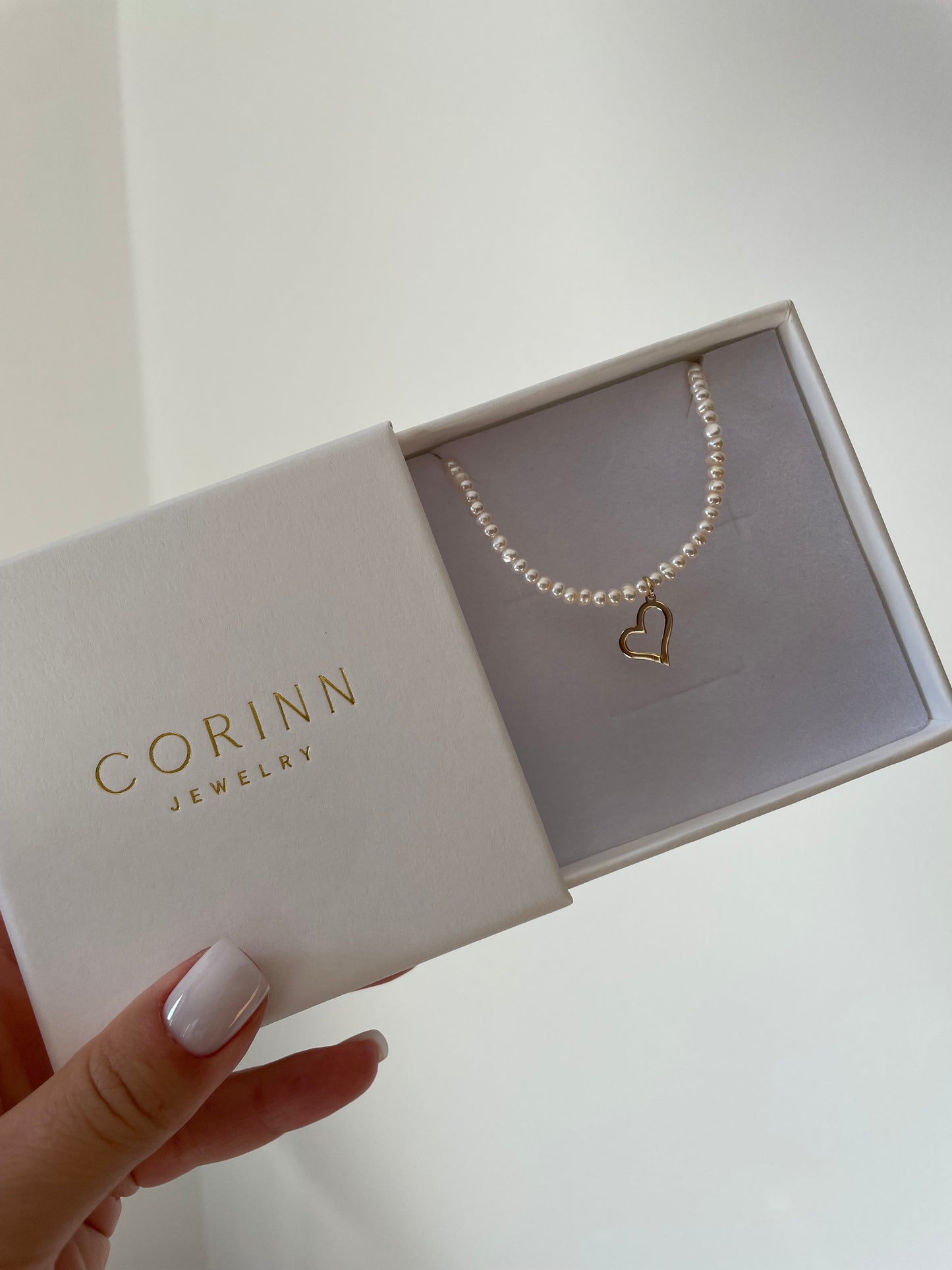 Colier cu perle de cultură si inimă din Aur 14K
