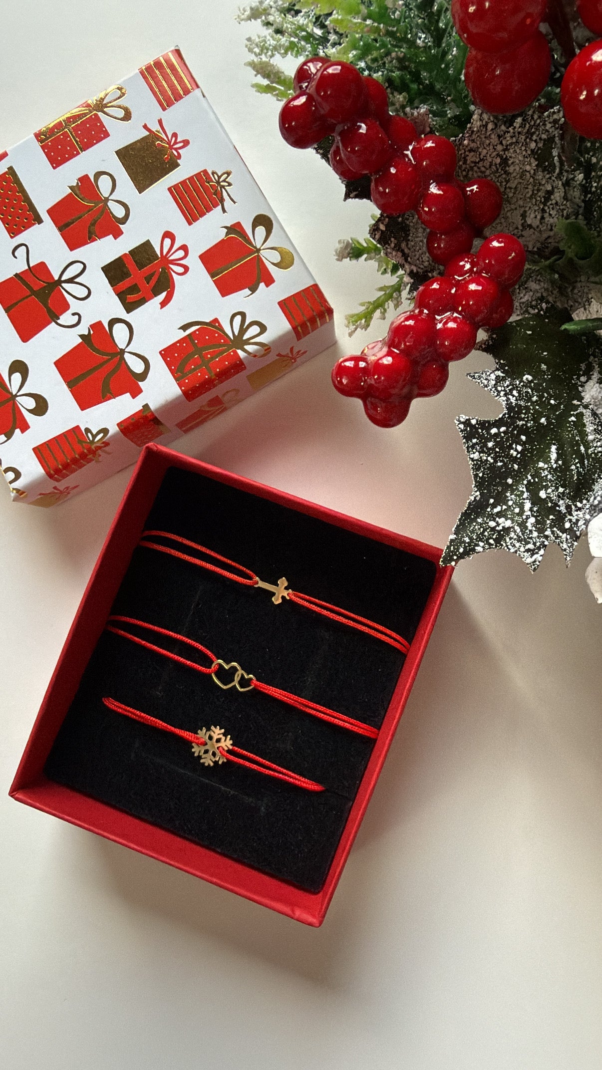 Bratara cu snur rosu si inimioare din Aur 14k