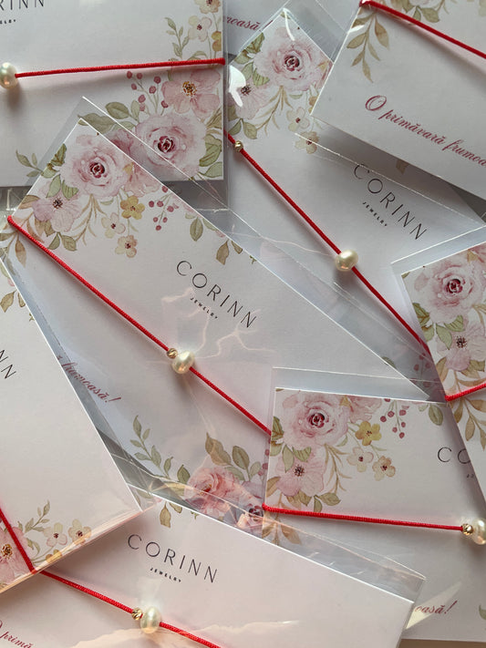 Bratara reglabila cu snur rosu, perla de cultura si biluta de aur 2.5mm