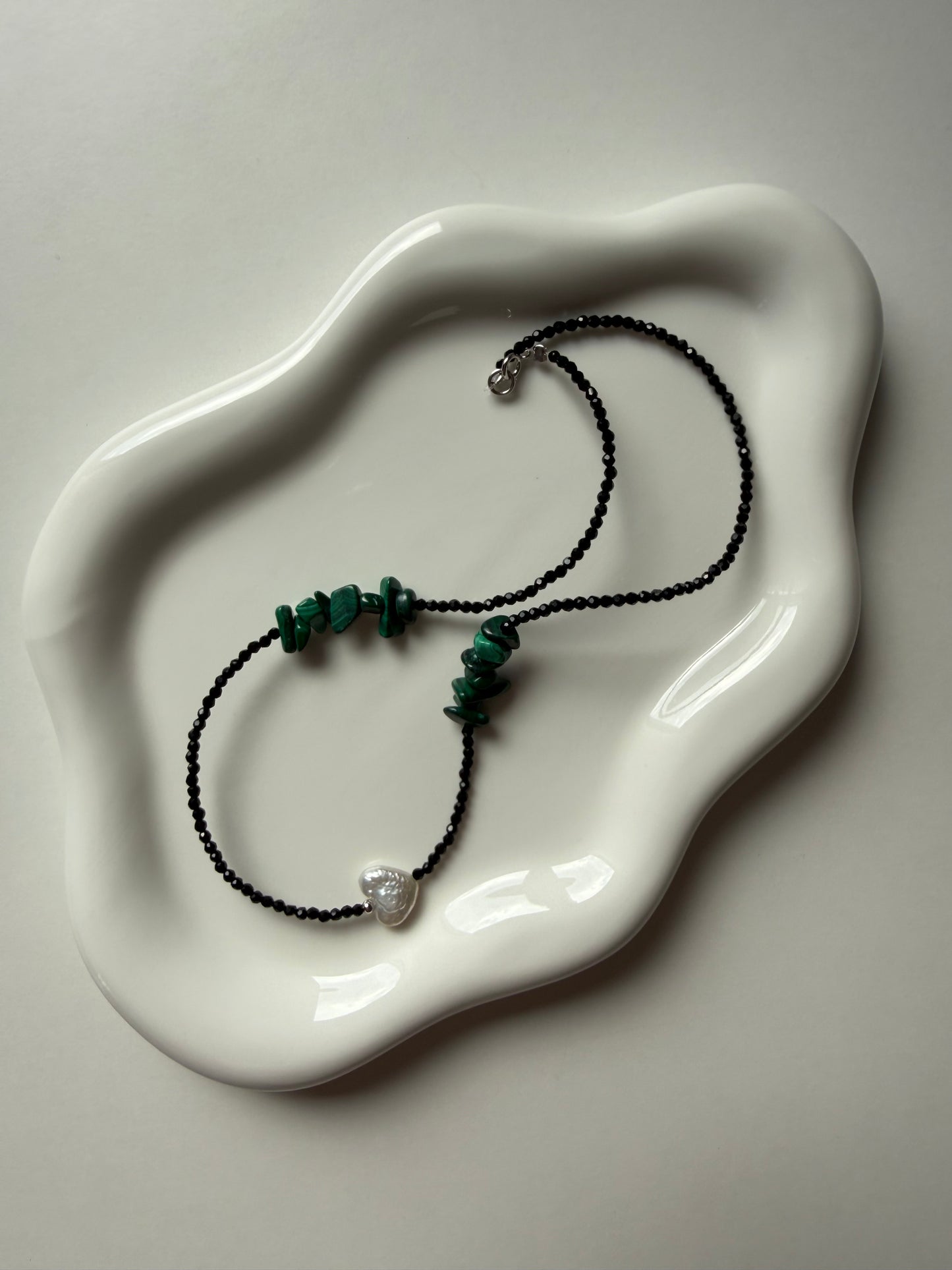 Colier din Argint 925 cu spinel negru fatetat, malachit natural si perlă de cultură baroc în formă de inimă