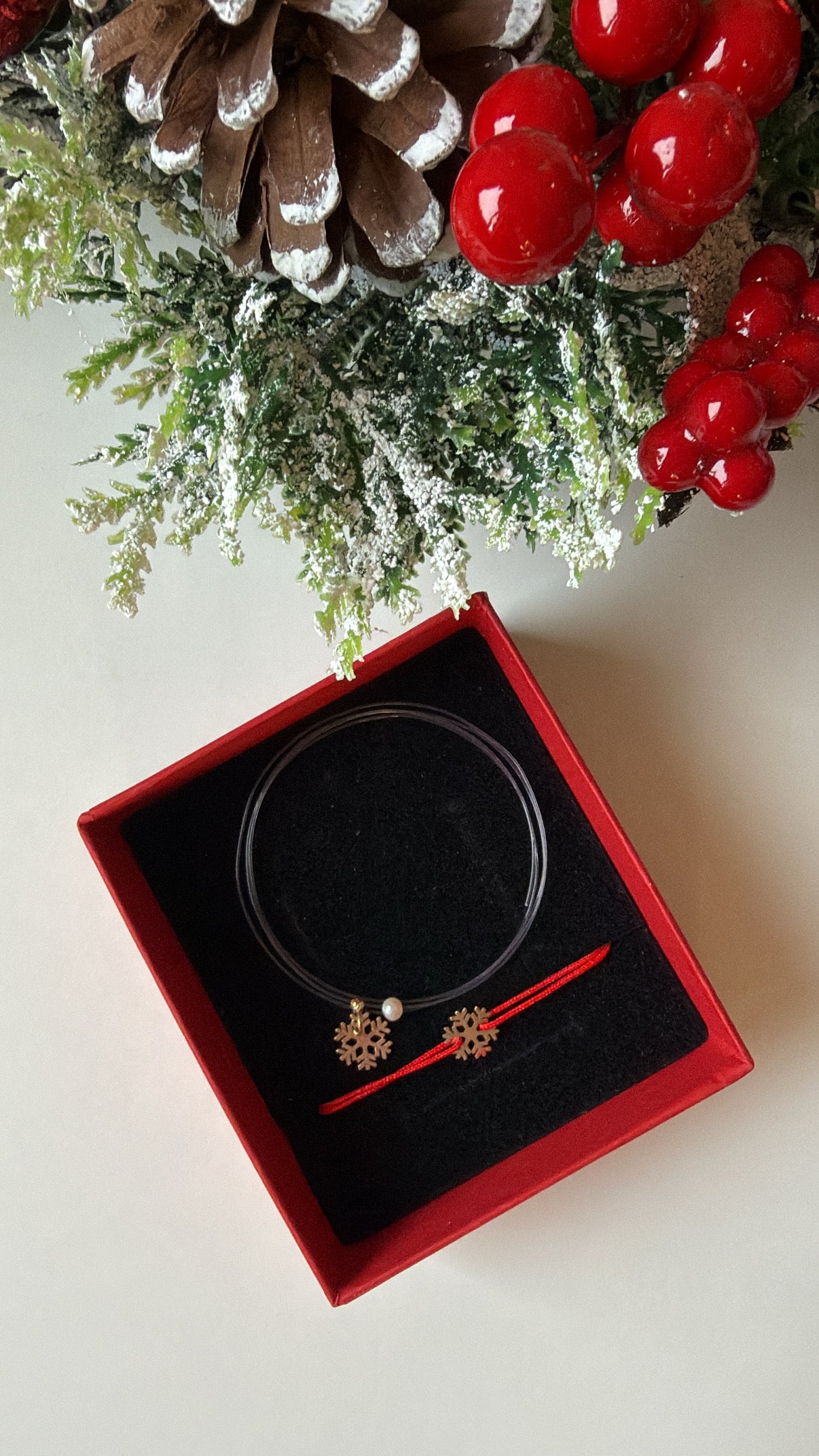 Bratara cu snur rosu si fulg din Aur 14k