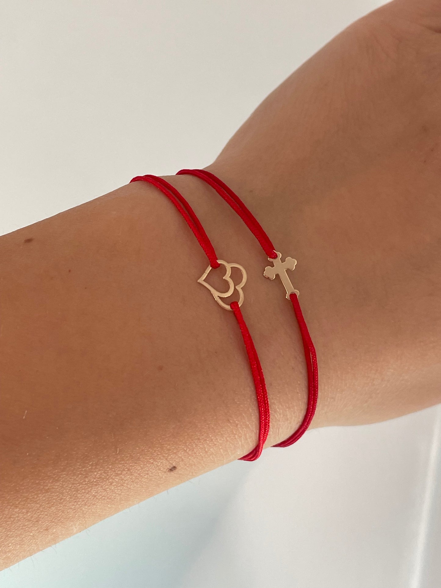 Bratara cu snur si cruciulita de aur 14k