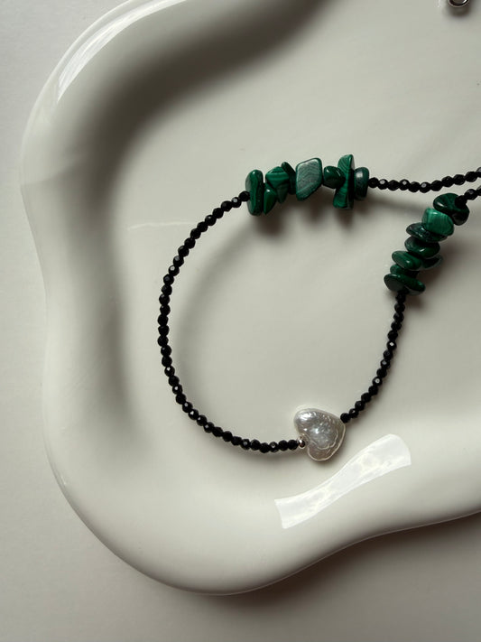 Colier din Argint 925 cu spinel negru fatetat, malachit natural si perlă de cultură baroc în formă de inimă