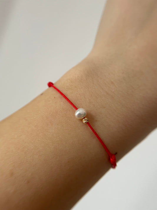 Bratara reglabila cu snur rosu, perla de cultura si biluta de aur 2.5mm